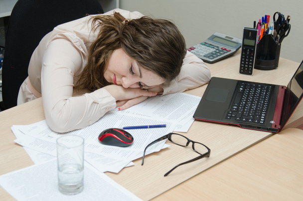 Postup zaměstnance spí v práci v kanceláři - Fotografie, Obrázek