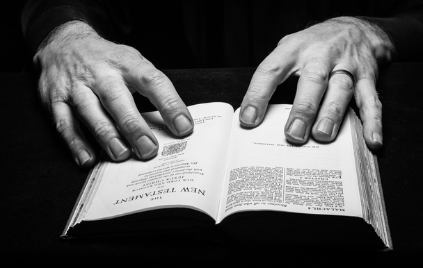 un homme lire la Sainte bible - Φωτογραφία, εικόνα