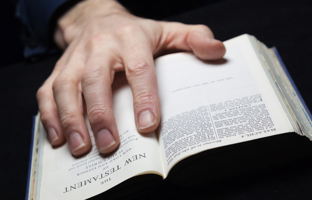 Um homem lendo a Bíblia Sagrada
 - Foto, Imagem