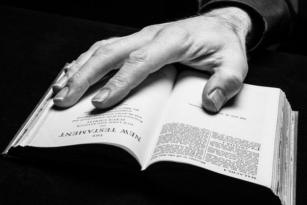 Um homem lendo a Bíblia Sagrada
 - Foto, Imagem