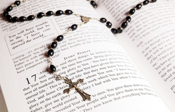 Rosary helmiä, rajat ja Raamattu
 - Valokuva, kuva