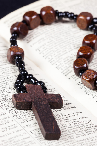 Rosario, cruz y Biblia
 - Foto, Imagen