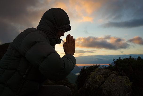 Γυναίκα προσεύχεται - Φωτογραφία, εικόνα