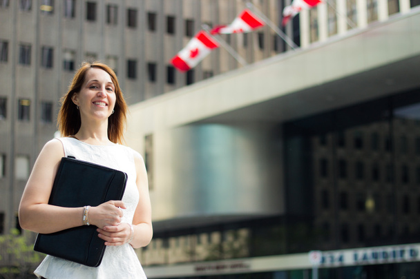 şehir merkezinde bir Kanadalı şehirde yürüyüş neşeli bir iş kadını - Fotoğraf, Görsel