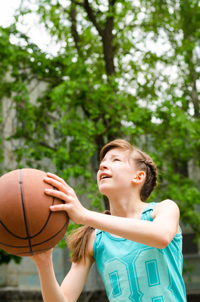 Girl about to shoot basketball - Fotoğraf, Görsel