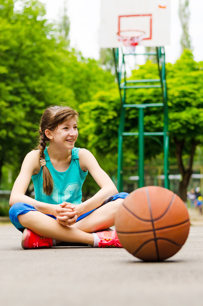 güzel kendine güvenen genç kadın basketbol oyuncusu - Fotoğraf, Görsel