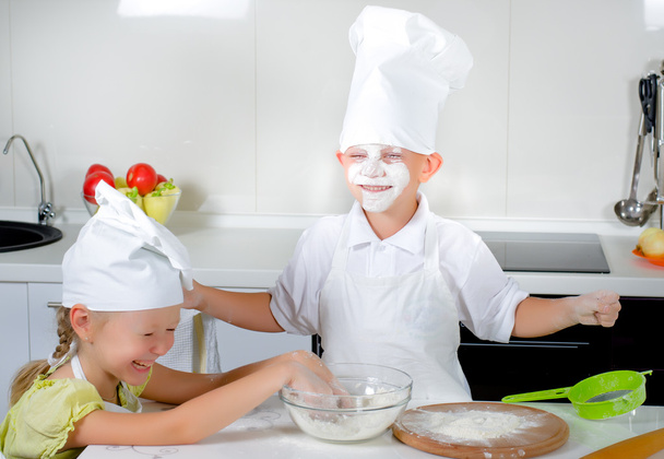 Deux jeunes enfants mignons apprenant à cuisiner
 - Photo, image