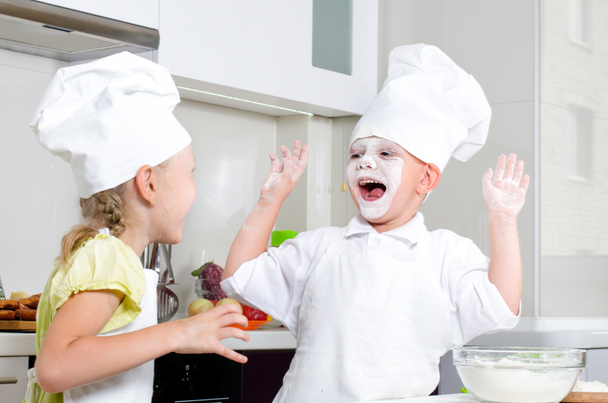 gelukkig weinig jongen en meisje bakken in de keukenszczęśliwy mały chłopiec i dziewczynka pieczenia w kuchni - Zdjęcie, obraz