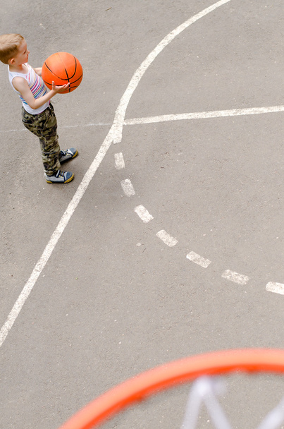 fiatal fiú kosarazik - Fotó, kép