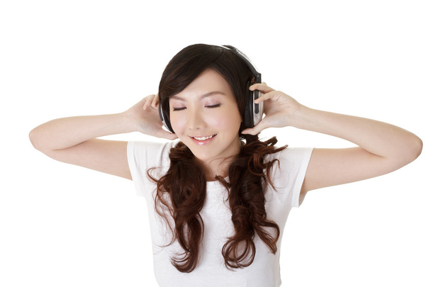 vrouw luister muziek - Foto, afbeelding