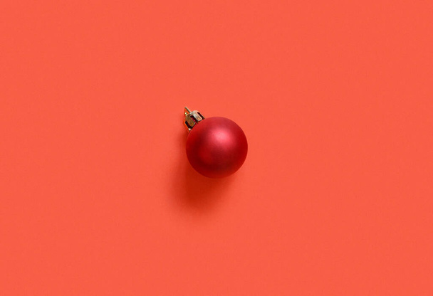 red christmas ball on a pink background. - Fotoğraf, Görsel
