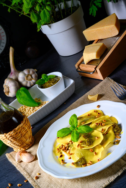 Vegetariano italiano! Tortelli with roasted pine nuts and pesto basilico - Zdjęcie, obraz