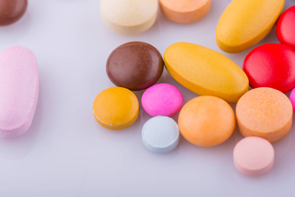 pills and tablets on white background - Fotografie, Obrázek