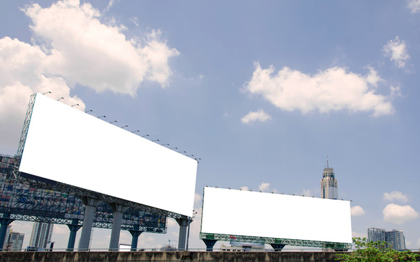 Великий порожній рекламний щит на дорозі з видом на місто
 - Фото, зображення