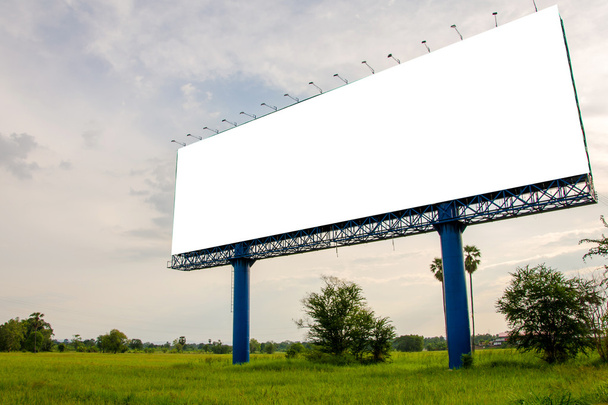 puste billboard gotowy na nowe reklamy na łące - Zdjęcie, obraz
