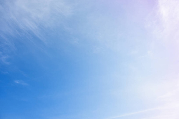 Parlak gökyüzü ve bulutlu pembe ve mavi pastel ton rengi - Fotoğraf, Görsel