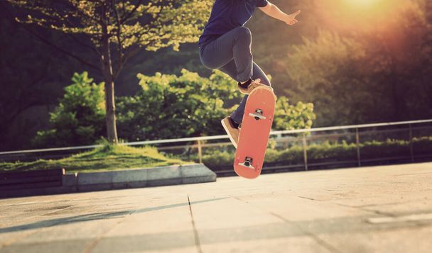 Skateboarder skateboarding outdoors in city - Foto, Imagen