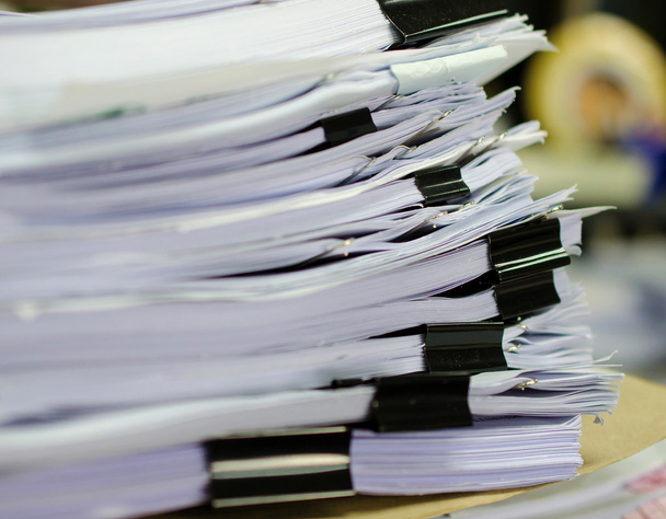 Pile de documents sur le bureau empilent haut en attente d'être gérés. - Photo, image