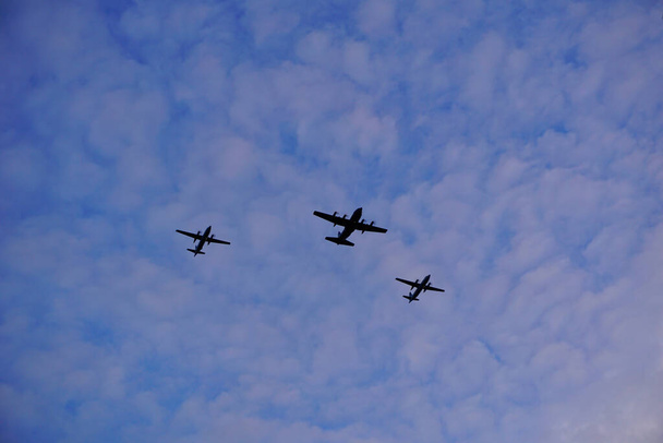 Σιλουέτα των στρατιωτικών αεροσκαφών που πετούν πάνω από τον ουρανό κατά τη διάρκεια της πρακτικής - Φωτογραφία, εικόνα