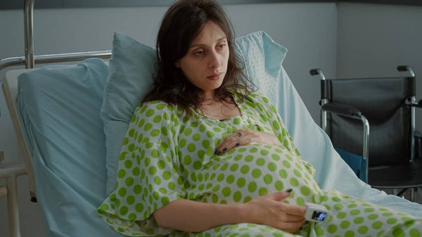 Retrato de adulto grávida segurando a mão na barriga - Foto, Imagem