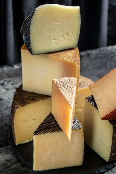 Petit baszk, francia sajt, sajt tábla különböző típusú lágy és kemény sajt. spanyol manchego sajt. - Fotó, kép