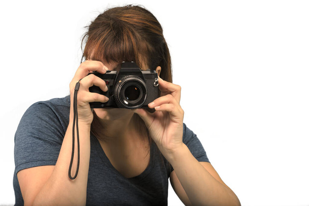 fotografo professionista donna scattare foto tenendo fotocamera bianco studio sfondo - Foto, immagini