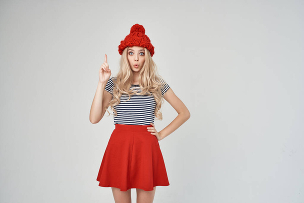 hermosa mujer en una camiseta a rayas Red Hat posando Studio - Foto, Imagen