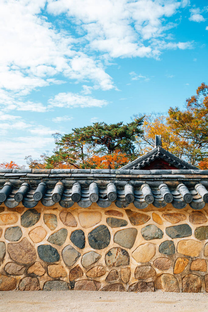 Bulguksan temppelin kivimuuri syksyllä Gyeongjussa, Koreassa - Valokuva, kuva