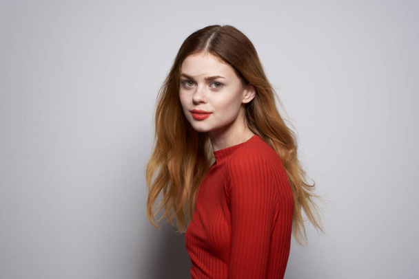 vrolijk vrouw mode kapsel rood trui model studio - Foto, afbeelding