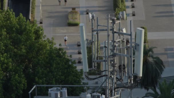 Paneles antennák tetején egy épület emberekkel a háttérben - Felvétel, videó