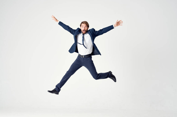 ένας άντρας με σακάκι και γραβάτα κίνηση Jump office Studio - Φωτογραφία, εικόνα