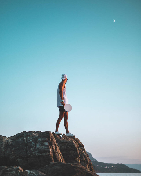 beau jeune homme debout sur une falaise. concept de voyage et voyage, vacances en europe - Photo, image