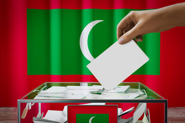 Malediven Flagge, Hand wirft Wahlkarte in eine Box - Abstimmung, Wahlkonzept - 3D-Illustration - Foto, Bild