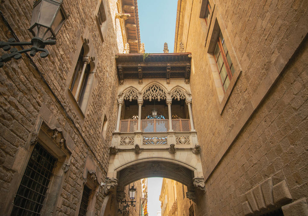 BARCELONA, SPAIN - May 12, 2020: A shot of the arch in a famous street of Gothic quarter of Barcelona, Catalonia, Spain - Photo, image
