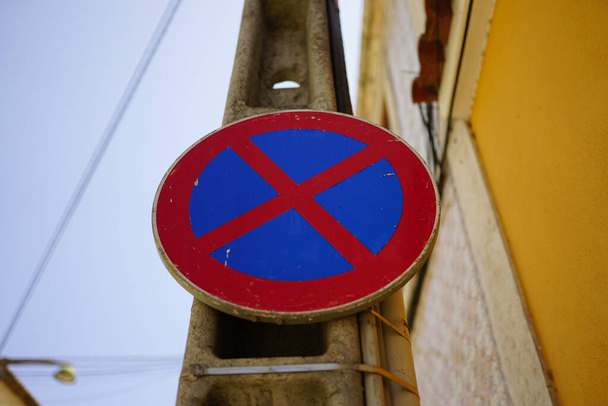 A closeup of a road sign with the blurred background - Foto, imagen