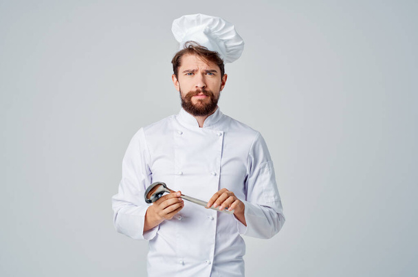 chef masculino con una cacerola en sus manos estilo de vida profesional cocina de trabajo - Foto, Imagen