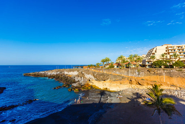 Tropik Tenerife adası. Atlantik Okyanusu 'ndaki bir İspanyol şehrinin kıyısında. Tenerife adasındaki şehir ve sahil manzarası. Gradyan ve tahıllı arkaplan rengi, ses efekti - Fotoğraf, Görsel