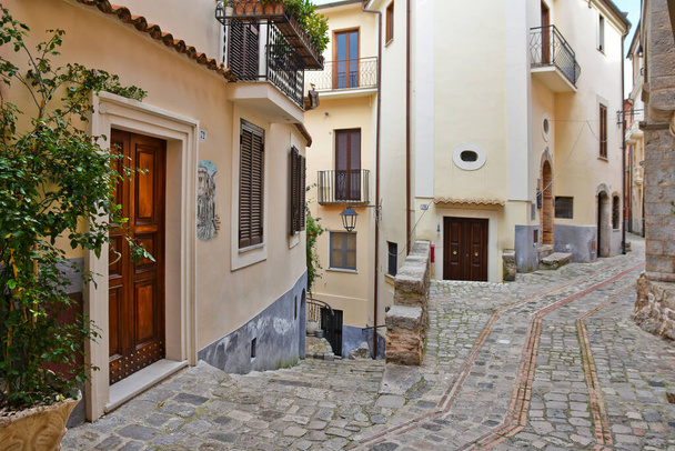Egy jellegzetes utcában Monte San Biagio, egy középkori falu a tartomány Lazio régió Olaszország. - Fotó, kép