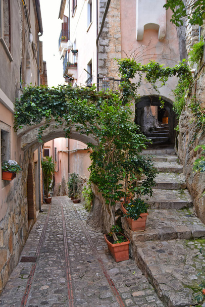 Una calle característica en Monte San Biagio, un pueblo medieval en la provincia de Lazio región Italia. - Foto, Imagen