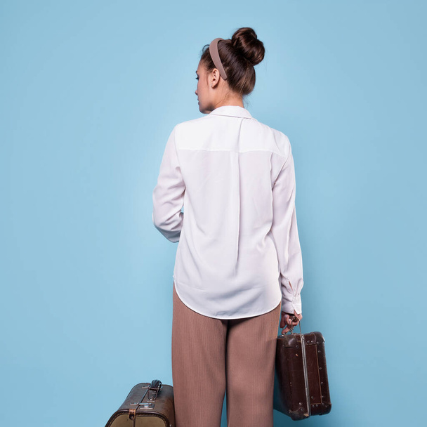 traveler with bags in her hands is ready to go on a trip, a young woman - Fotoğraf, Görsel
