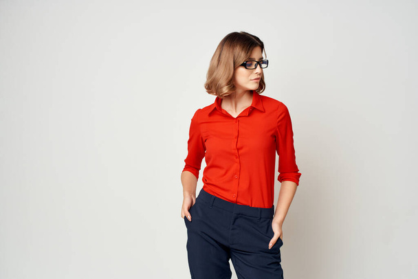 Бізнес-леді в червоній сорочці успіх світлого фону
 - Фото, зображення