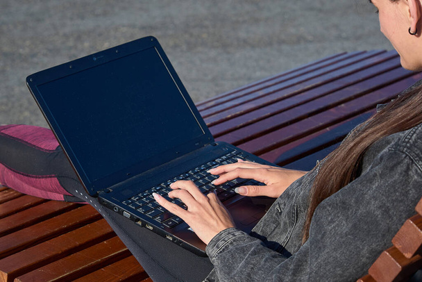 Les mains féminines tapant clavier d'ordinateur portable fermer - Photo, image