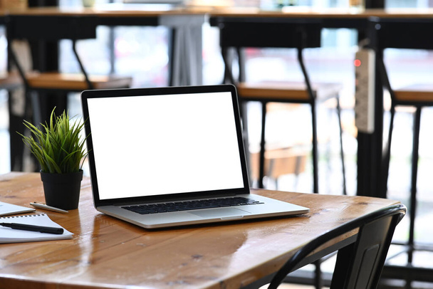 Makieta laptopa z pustym ekranem, roślin domowych i dokumentu na drewnianym stole. - Zdjęcie, obraz