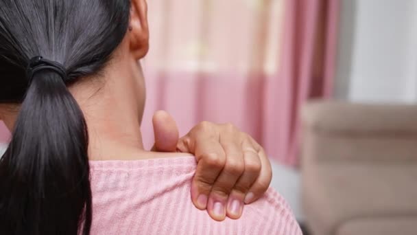 Close-up van de vrouw masseren haar pijnlijke schouder veroorzaakt door langdurige werk op de computer of telefoon. Nek, trapezium en schouders pijn. Spierkramp. - Video