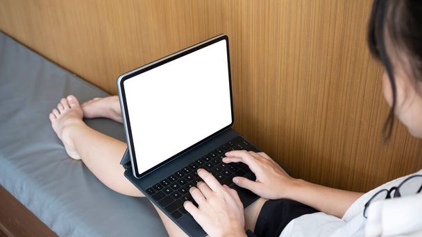 Mladá žena odpočívá v obývacím pokoji a pomocí počítače tablet. - Fotografie, Obrázek