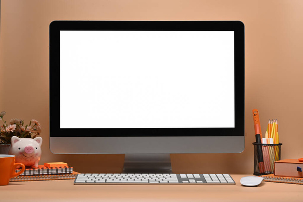 Υπολογιστής με λευκή οθόνη στο σύγχρονο γραφείο. - Φωτογραφία, εικόνα