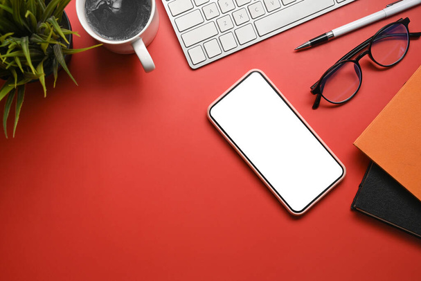 Mock up Smartphone mit leerem Bildschirm auf rotem Hintergrund. - Foto, Bild
