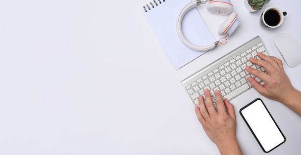 Nad zobrazení ženy psaní na klávesnici v moderním pracovním prostoru. - Fotografie, Obrázek