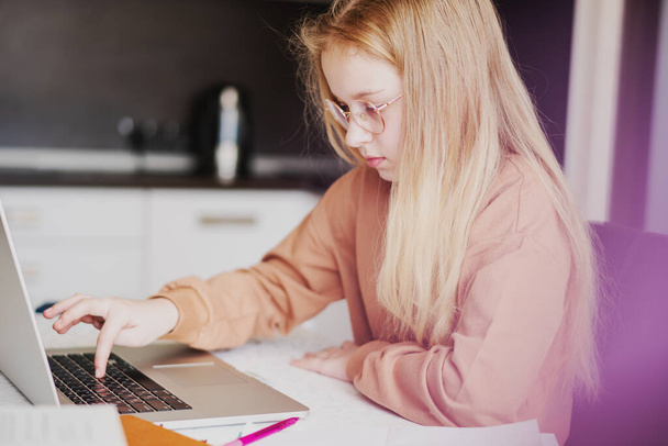 Bilgisayarla okul ödevlerini yapan genç bir kızın portresi. - Fotoğraf, Görsel