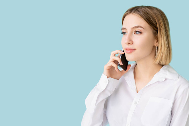 pleasant call business woman mobile communication - Foto, immagini